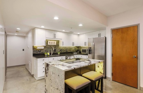 Short North Bed & Breakfast | Modern 2BR Condo w/Parking | Heart of Short North