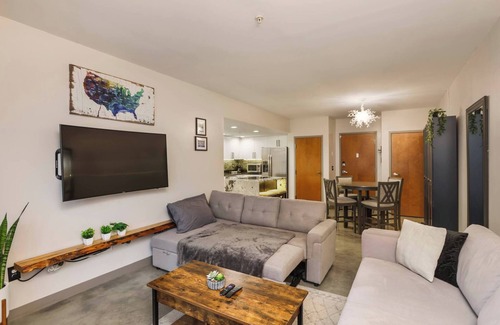 Short North Bed & Breakfast | Modern 2BR Condo w/Parking | Heart of Short North