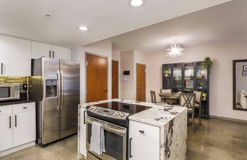 Short North Bed & Breakfast | Modern 2BR Condo w/Parking | Heart of Short North