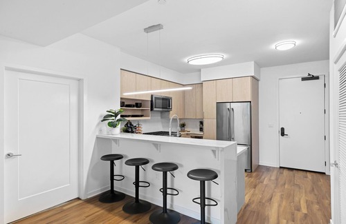 La Brea Apartment | Modern 2BR + Den ,2 king and 1 Queen beds w/Pool & 2 Baths Sleeps 4–6