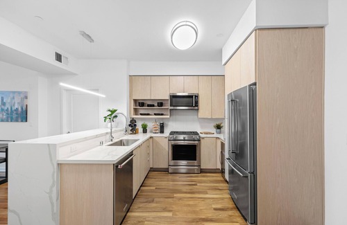 La Brea Apartment | Modern 2BR + Den ,2 king and 1 Queen beds w/Pool & 2 Baths Sleeps 4–6