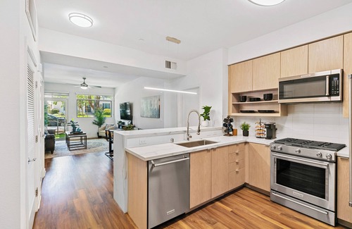 La Brea Apartment | Modern 2BR + Den ,2 king and 1 Queen beds w/Pool & 2 Baths Sleeps 4–6