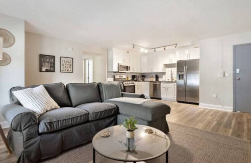 Pittsburgh Apartment | Modern 2BR East Liberty Apt | Parking Smart TV CMU