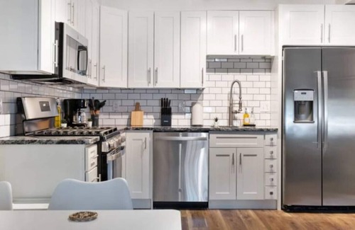 Pittsburgh Apartment | Modern 2BR East Liberty Apt | Parking Smart TV CMU