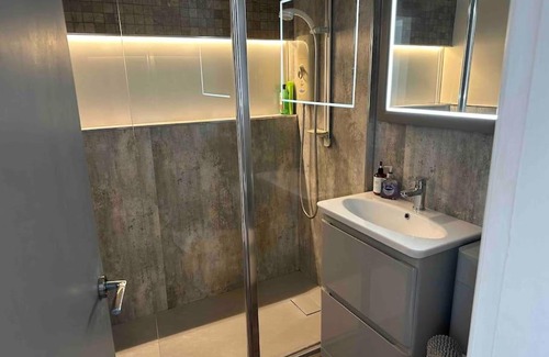 Trafford Villa | Modern 2BR Flat in Sale - Peaceful Stay in M33 - Great Transport Links