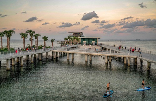 Childs Park Apartment | Modern 2BR Poolside Getaway