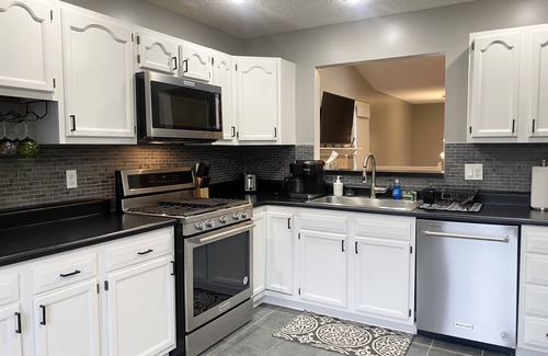 Bloomington House | Modern 3 Bd 5 mins to Rivian