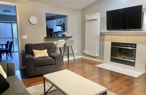 Bloomington House | Modern 3 Bd 5 mins to Rivian