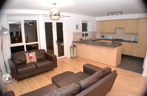 Belfast City Centre Apartment | MODERN 3 BED 2 Bathroom FAMILY APARTMENT CITY VIEWS 98 m2 FREE PARKING & WIFI