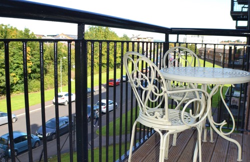 Belfast City Centre Apartment | MODERN 3 BED 2 Bathroom FAMILY APARTMENT CITY VIEWS 98 m2 FREE PARKING & WIFI