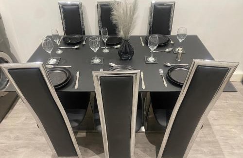 Greetland House | Modern 3- Bed House -Private Parking - sleeps 12- 2 Min M62