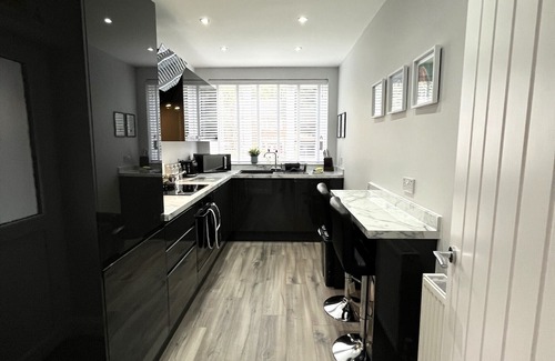 Whitefield House | Modern 3-bed stay-away-home sleeps 6 nr Manchester