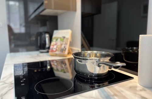 Whitefield House | Modern 3-bed stay-away-home sleeps 6 nr Manchester