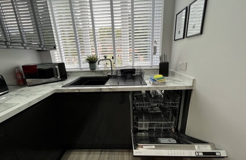 Whitefield House | Modern 3-bed stay-away-home sleeps 6 nr Manchester