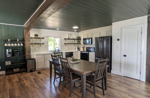 Underwood Cabin | Modern 3-bedroom cabin on the lake!