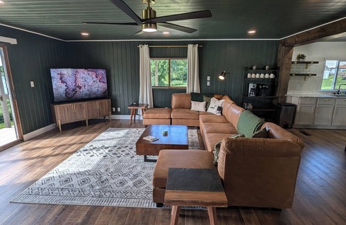 Underwood Cabin | Modern 3-bedroom cabin on the lake!