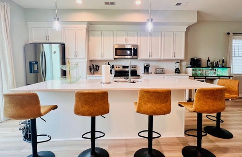 Issue House | Modern 3-bedroom house in Colonial Beach with access to pool and private hot tub