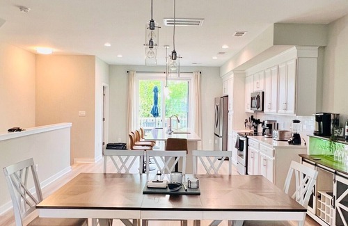 Issue House | Modern 3-bedroom house in Colonial Beach with access to pool and private hot tub