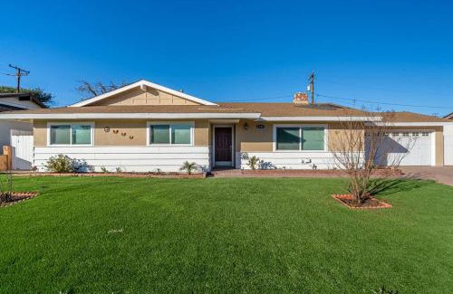 Casa Conejo House | Modern 3 King Beds, Beautiful Large Backyard, WFH, Long Stays, Waterfall, WI-FI, FWY, 25 mins to Beach