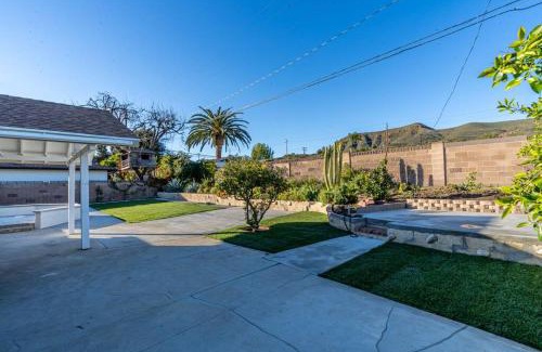 Casa Conejo House | Modern 3 King Beds, Beautiful Large Backyard, WFH, Long Stays, Waterfall, WI-FI, FWY, 25 mins to Beach