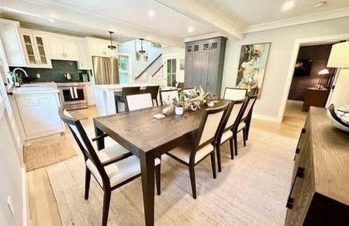 Adamsville House | Modern 3b3b Country House and Barn on quiet road