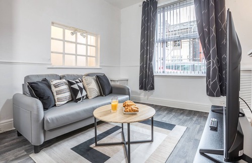 Swinton House | Modern 3BD House, free parking, Manchester/Salford