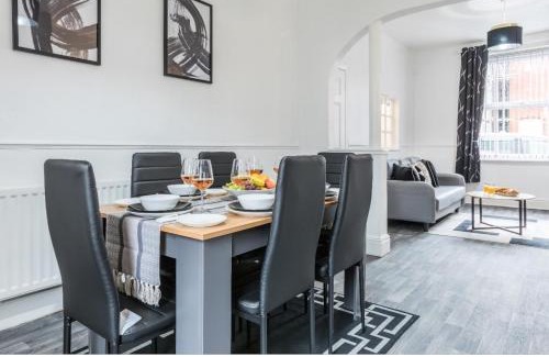 Swinton Apartment | Modern 3BD House in Salford, with free parking