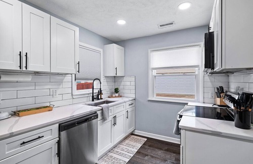 Parma Heights House | Modern 3Bed Home Near CLE With Private Backyard