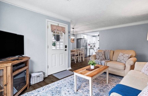Parma Heights House | Modern 3Bed Home Near CLE With Private Backyard