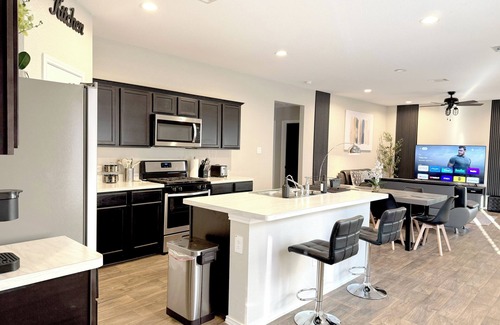 Montgomery County House | Modern 3br/2ba with 3 king beds · Pool · Pets OK!
