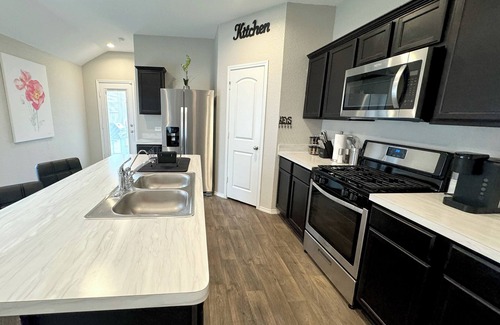 Montgomery County House | Modern 3br/2ba with 3 king beds · Pool · Pets OK!
