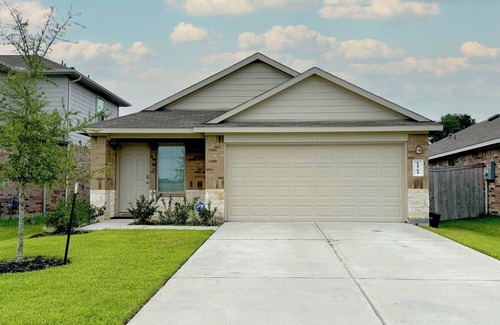Montgomery County House | Modern 3br/2ba with 3 king beds · Pool · Pets OK!