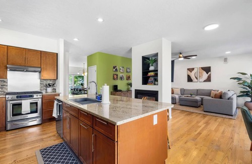 Southeast Boise House | Modern 3BR + loft retreat with hot tub, fire pit, and stunning city/mountain views