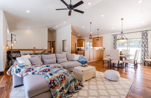 Tahoe Paradise Cabin | Modern 4/2.5 Chalet—Lake Baron @ South Lake Tahoe