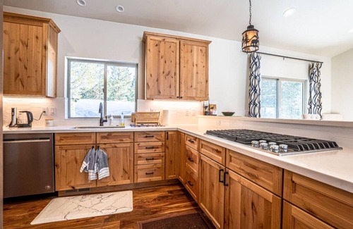 Tahoe Paradise Cabin | Modern 4/2.5 Chalet—Lake Baron @ South Lake Tahoe