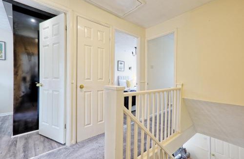 Gooshays Apartment | Modern 4-Bed Home - Long Stay - Parking and Wi-Fi