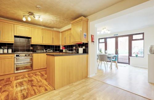 Gooshays Apartment | Modern 4-Bed Home - Long Stay - Parking and Wi-Fi