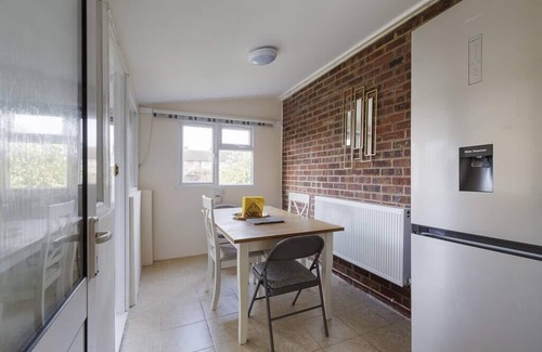 Stanwell House | Modern 4 bed house in Heathrow, London
