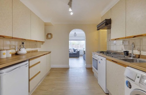 Stanwell House | Modern 4 bed house in Heathrow, London