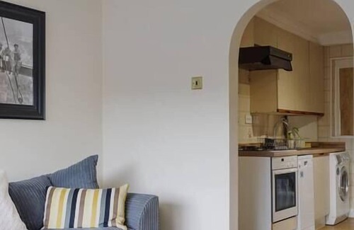Stanwell House | Modern 4 bed house in Heathrow, London