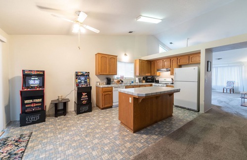 North Hilltop House | Modern 4BR Home CALDWELL PARK | ARCADE & PARKING