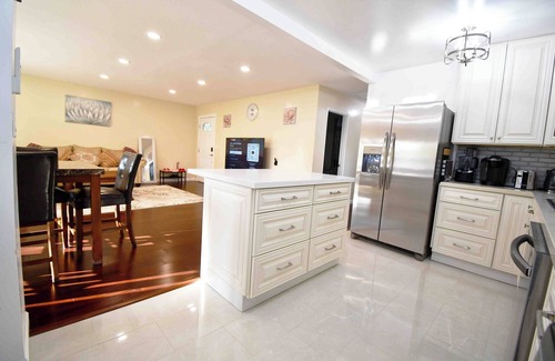 Canoga Park House | Modern 5 Beds 3 Bedrooms 2 Baths House near Mall Costco Walmart Freeway 101, 118