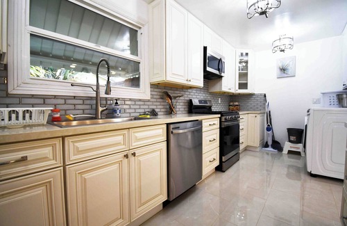 Canoga Park House | Modern 5 Beds 3 Bedrooms 2 Baths House near Mall Costco Walmart Freeway 101, 118