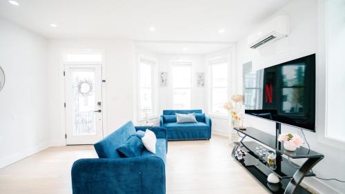 Park View House | Modern 5BR & 5BA Rooftop Deck & Private Parking