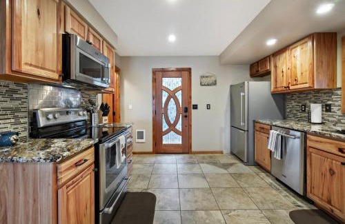 Worley Apartment | Modern A-frame cabin in Cavebay for 14 guests