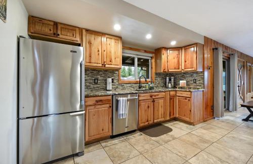 Worley Apartment | Modern A-frame cabin in Cavebay for 14 guests