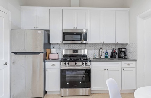 Harbor Gateway North House | Modern ADU in Gardena – Perfect for Relaxing Stays