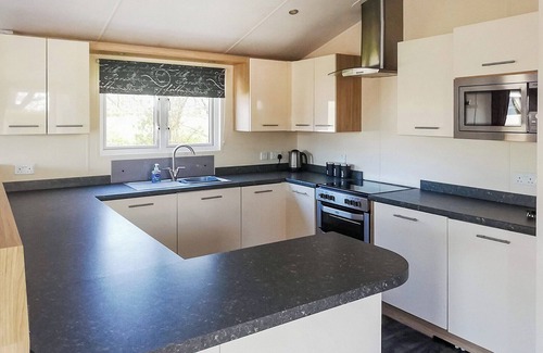 Arnold House | Modern and spacious holiday home with double and twin room.