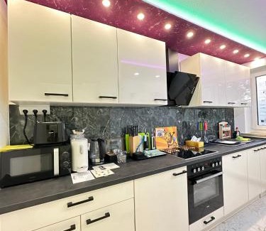 Neuburg Apartment | Modern Apartments Neuburg P - TOP - 2 Zimmer, Komfort, Balkon, Wi-Fi, Smart TV, Große Dusche, Küche