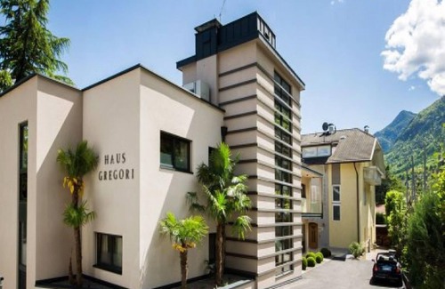 Caldaro Sulla Strada del Vino Apartment | Modern Apartment "App. Gewürztraminer" with Mountain View and shared pool